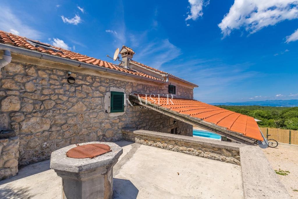 Malinska, Rasopano, autentica casa in pietra ristrutturata con piscina e giardino 