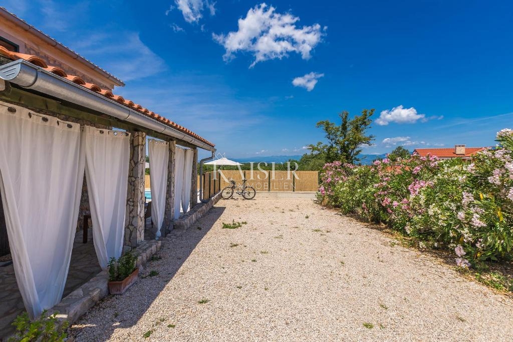 Malinska, Rasopano, autentica casa in pietra ristrutturata con piscina e giardino 