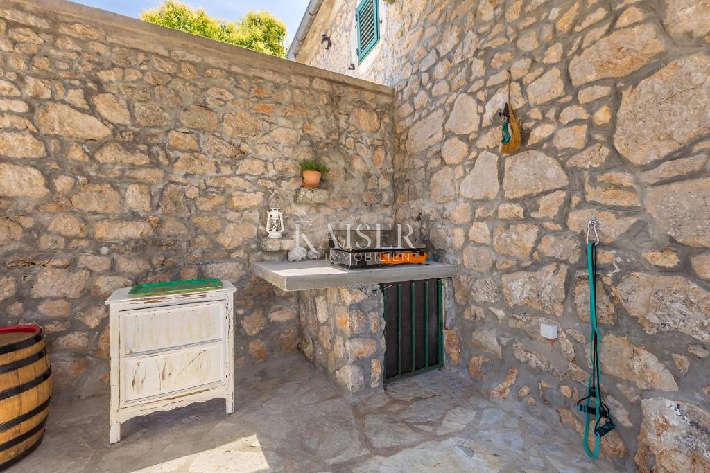 Malinska, Rasopano, autentica casa in pietra ristrutturata con piscina e giardino 