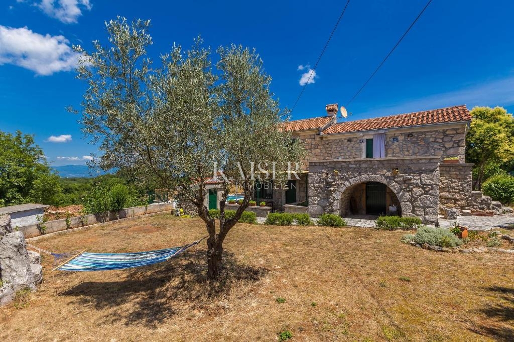 Malinska, Rasopano, autentica casa in pietra ristrutturata con piscina e giardino 