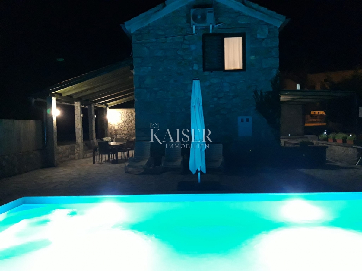 Malinska, Rasopano, autentica casa in pietra ristrutturata con piscina e giardino 