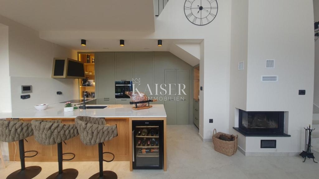 ISTRIA, MOTOVUN – Villa esclusiva con piscina a sfioro e vista incantevole nel cuore dell’Istria