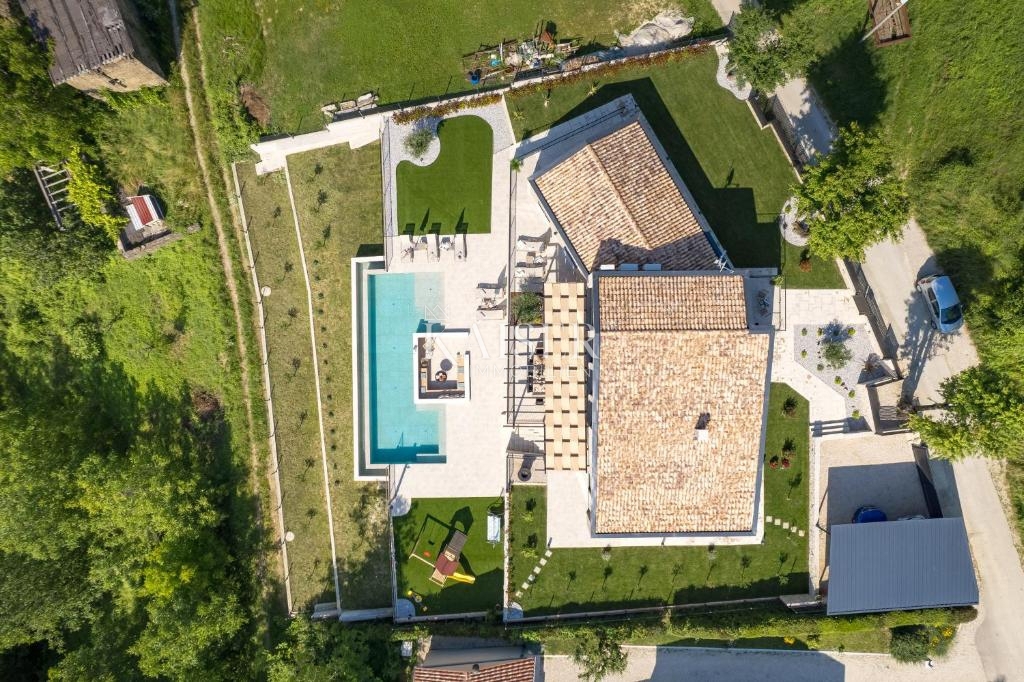 ISTRIA, MOTOVUN – Villa esclusiva con piscina a sfioro e vista incantevole nel cuore dell’Istria