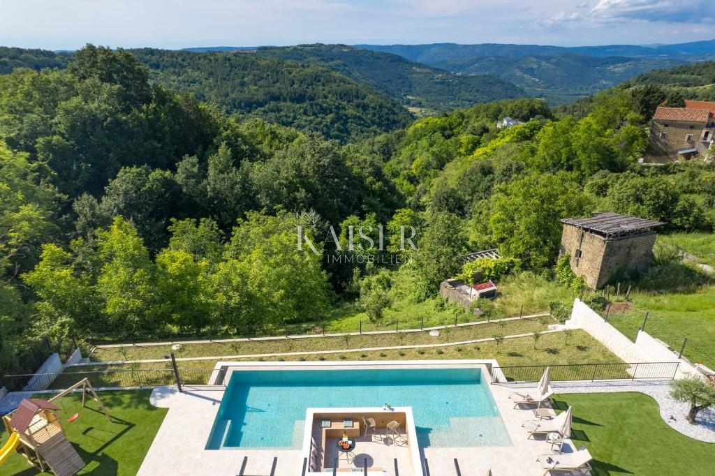 ISTRIA, MOTOVUN – Villa esclusiva con piscina a sfioro e vista incantevole nel cuore dell’Istria