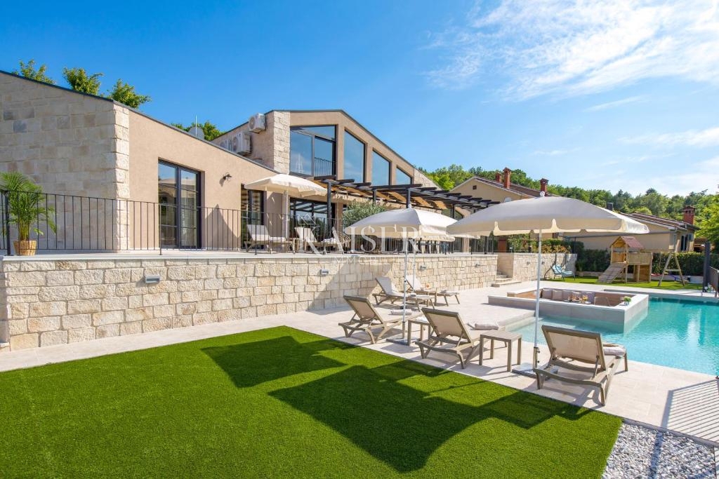 ISTRIA, MOTOVUN – Villa esclusiva con piscina a sfioro e vista incantevole nel cuore dell’Istria