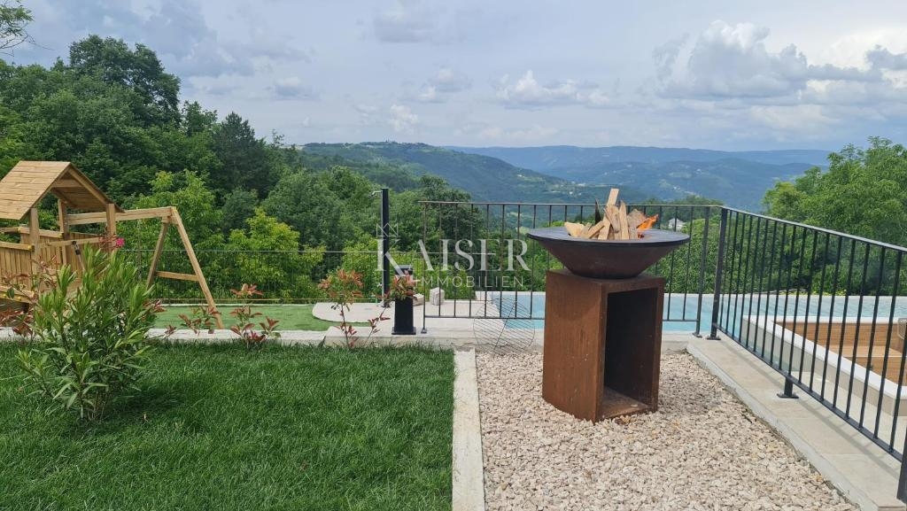 ISTRIA, MOTOVUN – Villa esclusiva con piscina a sfioro e vista incantevole nel cuore dell’Istria