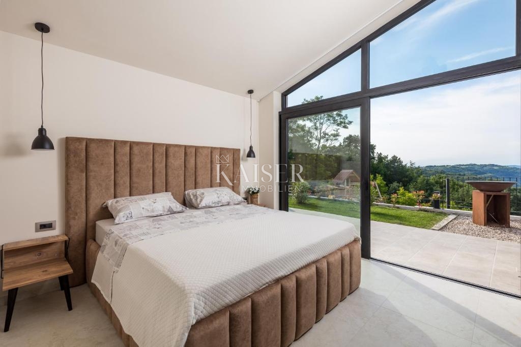 ISTRIA, MOTOVUN – Villa esclusiva con piscina a sfioro e vista incantevole nel cuore dell’Istria