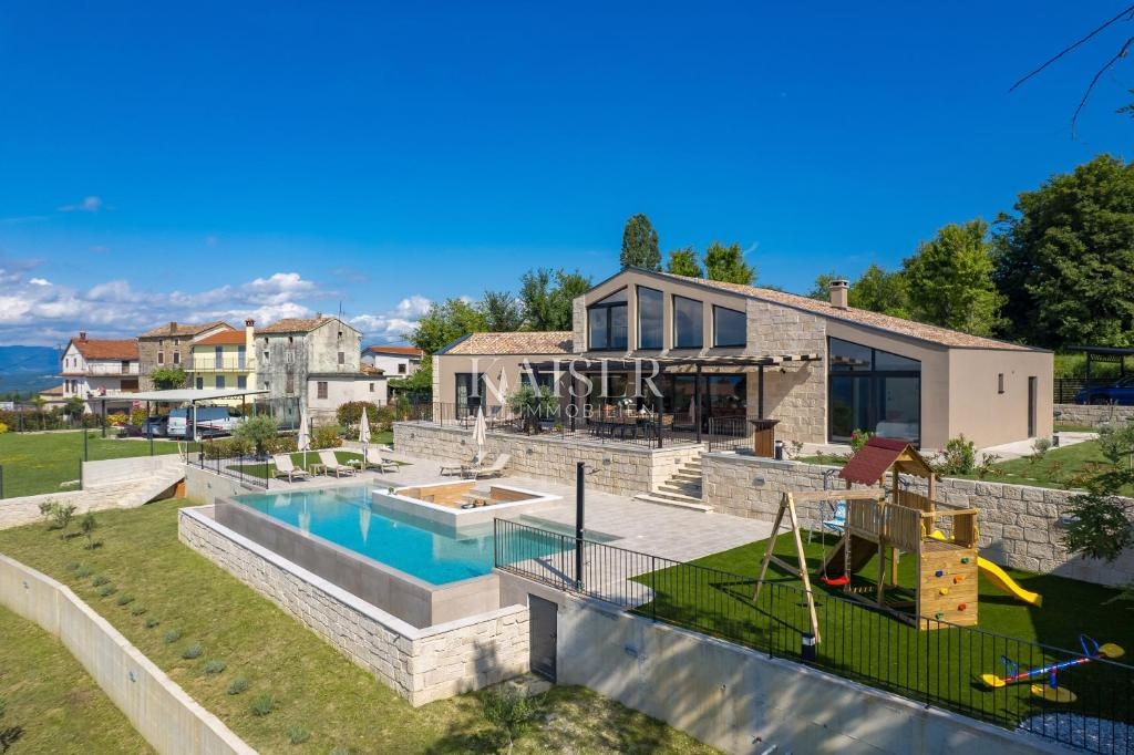 ISTRIA, MOTOVUN – Villa esclusiva con piscina a sfioro e vista incantevole nel cuore dell’Istria
