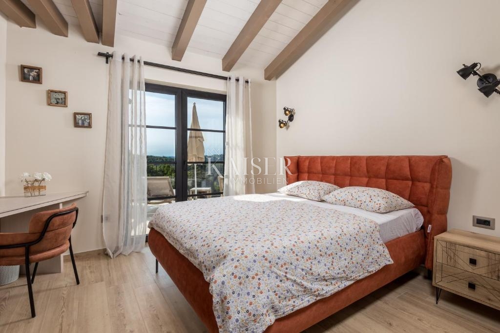 ISTRIA, MOTOVUN – Villa esclusiva con piscina a sfioro e vista incantevole nel cuore dell’Istria