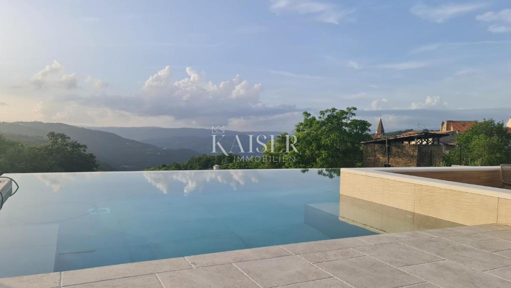 ISTRIA, MOTOVUN – Villa esclusiva con piscina a sfioro e vista incantevole nel cuore dell’Istria