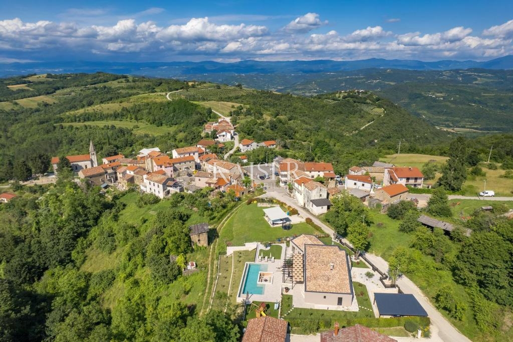 ISTRIA, MOTOVUN – Villa esclusiva con piscina a sfioro e vista incantevole nel cuore dell’Istria