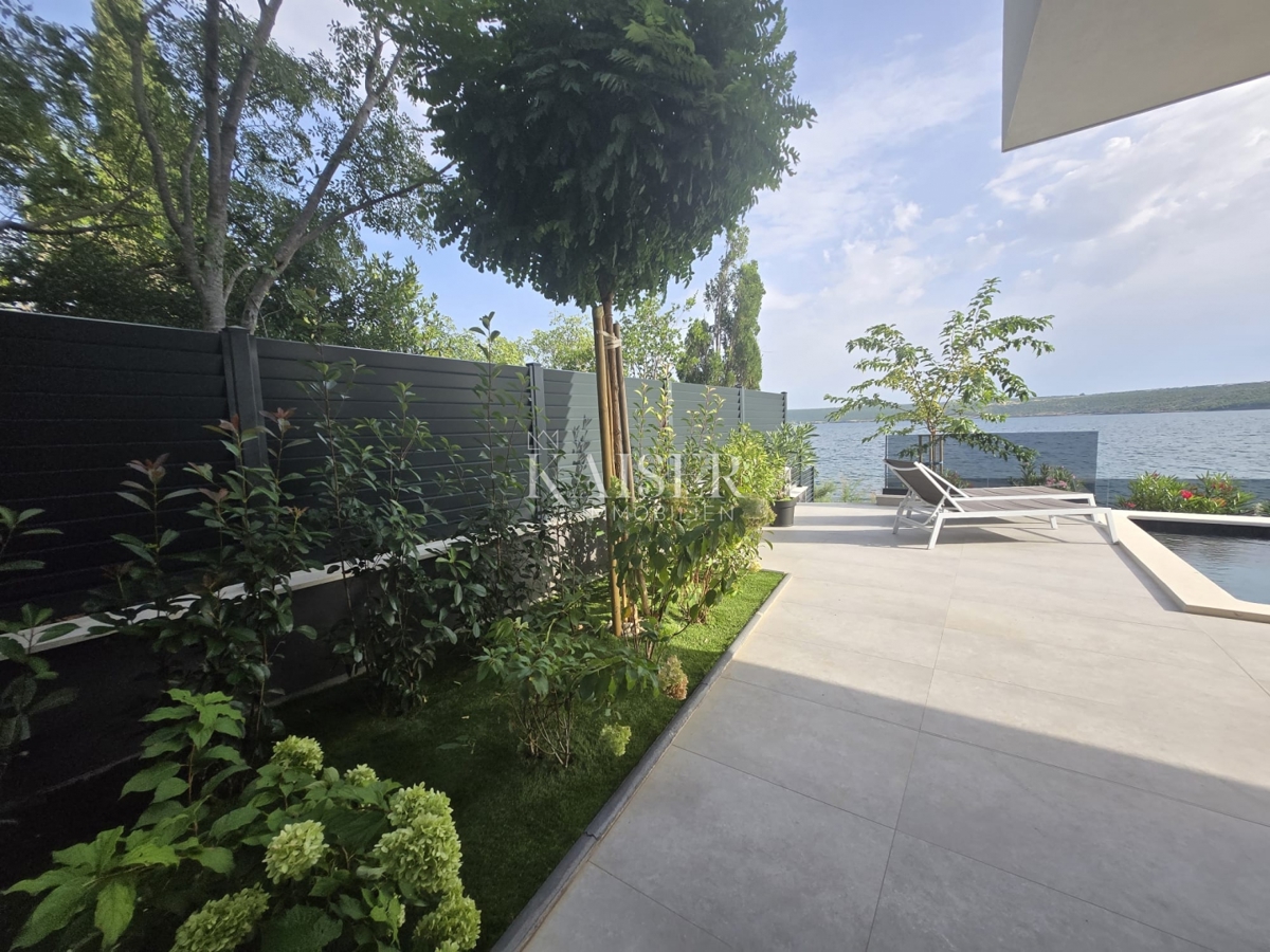 Zara, Posedarje - villa esclusiva prima fila al mare con accesso privato al mare