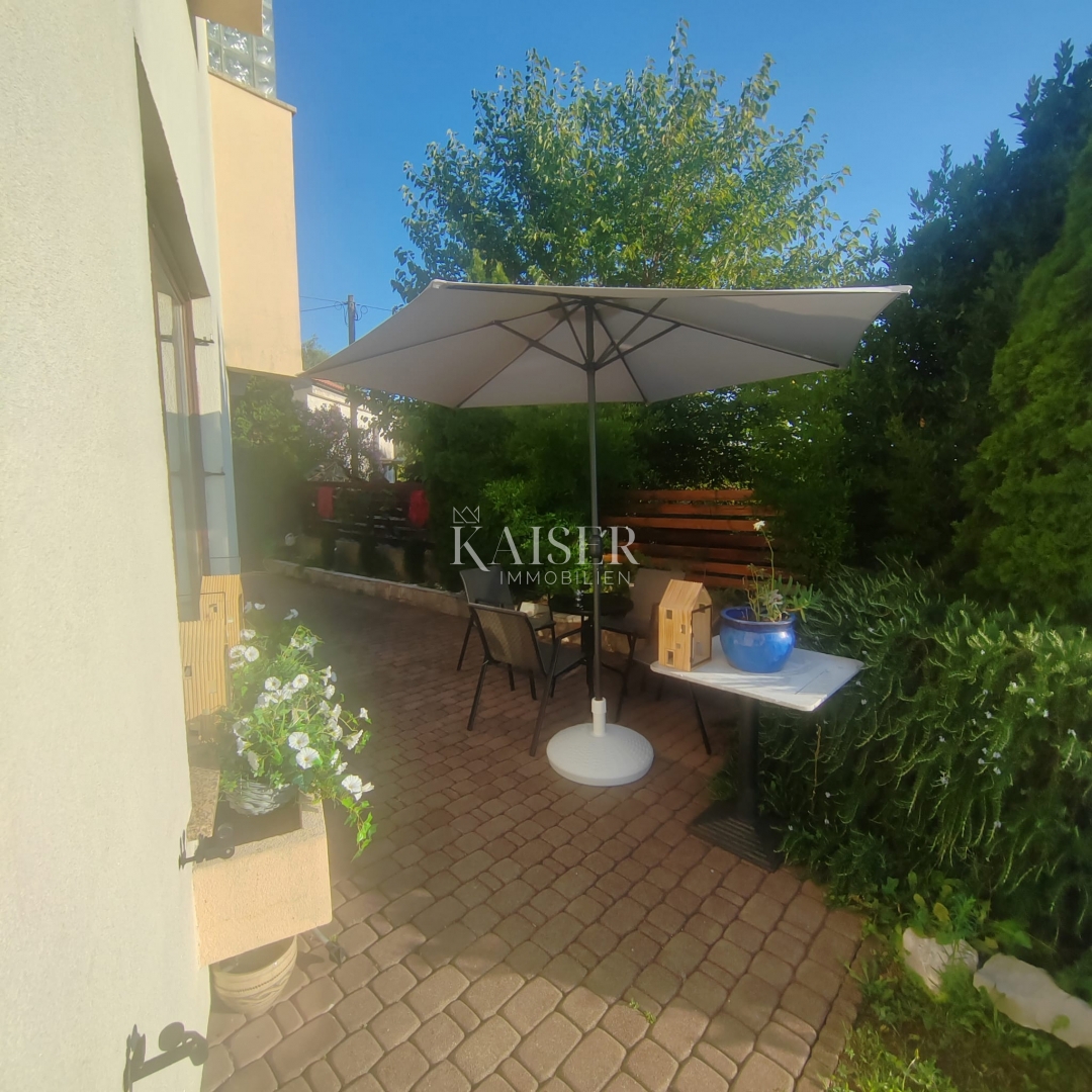 Malinska, appartamento con giardino e posto auto 