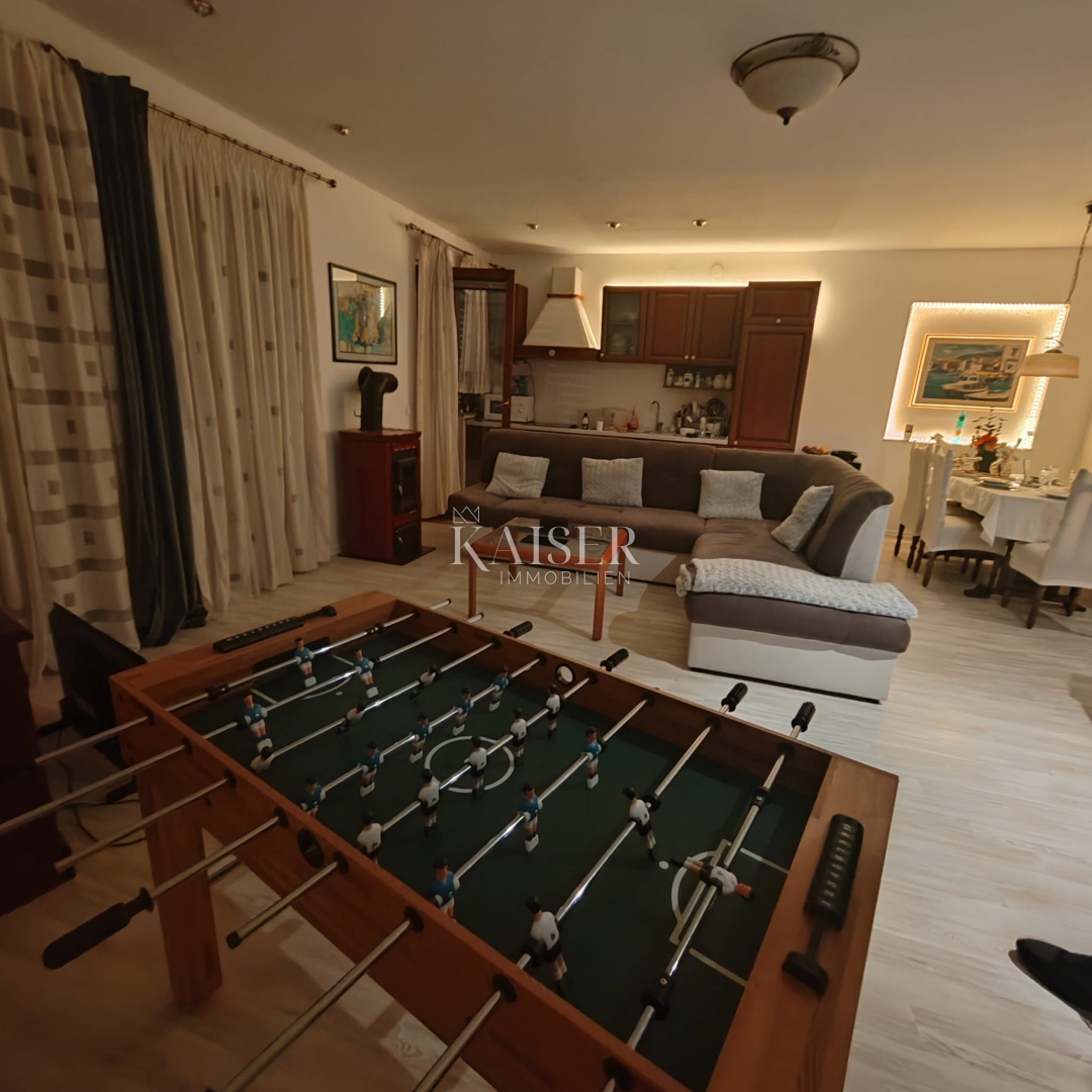 Malinska, appartamento con giardino e posto auto 