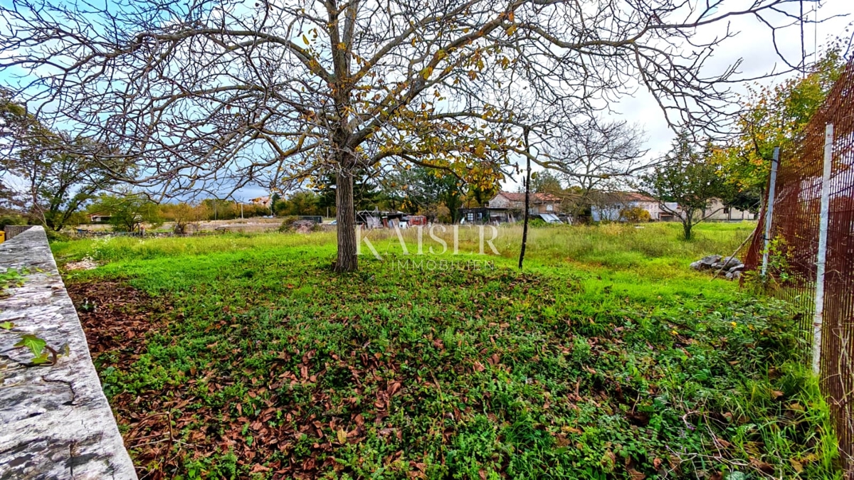 Isola di Krk, Dobrinj - terreno edificabile 590m2, posizione tranquilla 