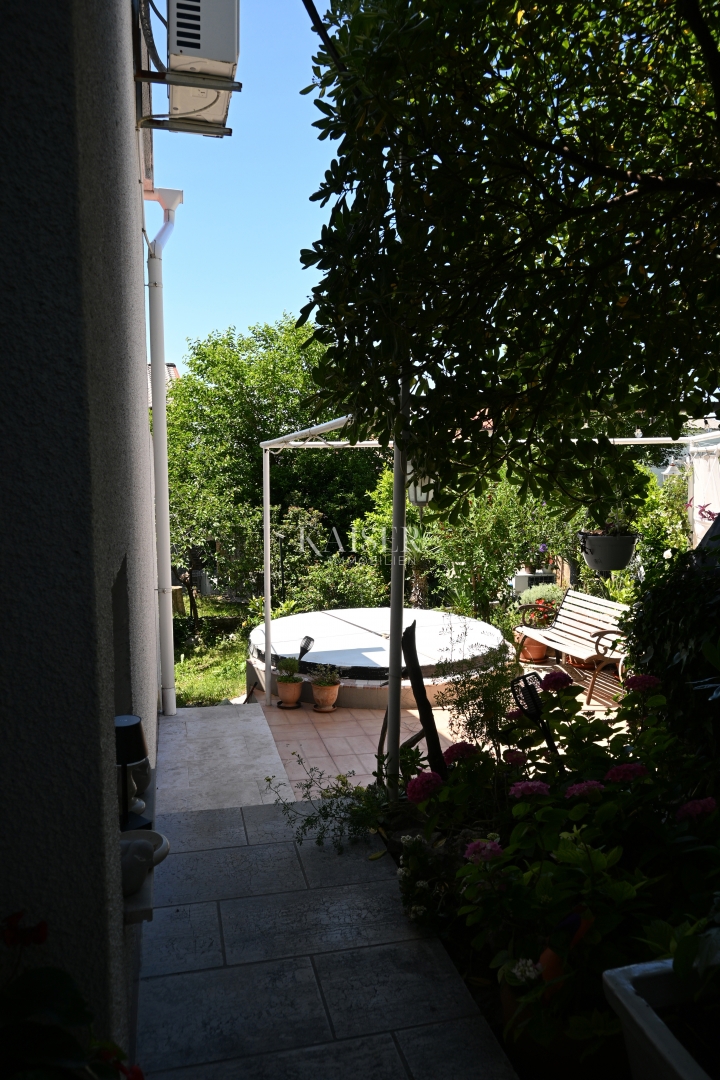 Crikvenica - appartamento con tre camere da letto e ampio giardino