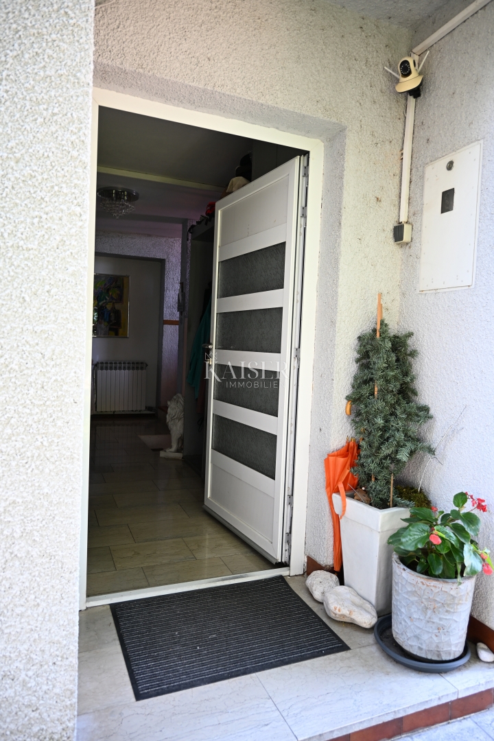 Crikvenica - appartamento con tre camere da letto e ampio giardino