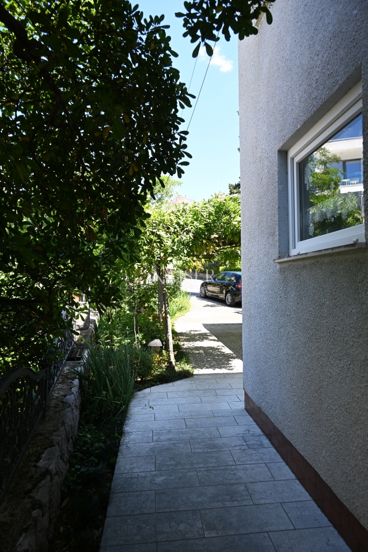 Crikvenica - appartamento con tre camere da letto e ampio giardino