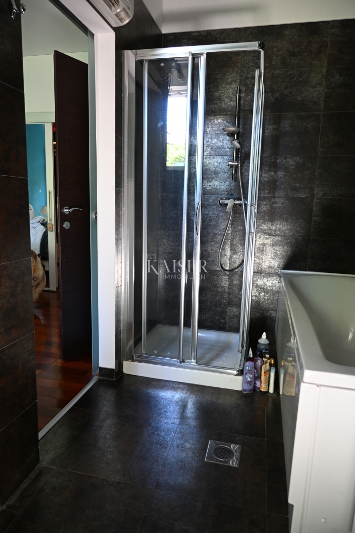 Crikvenica - appartamento con tre camere da letto e ampio giardino