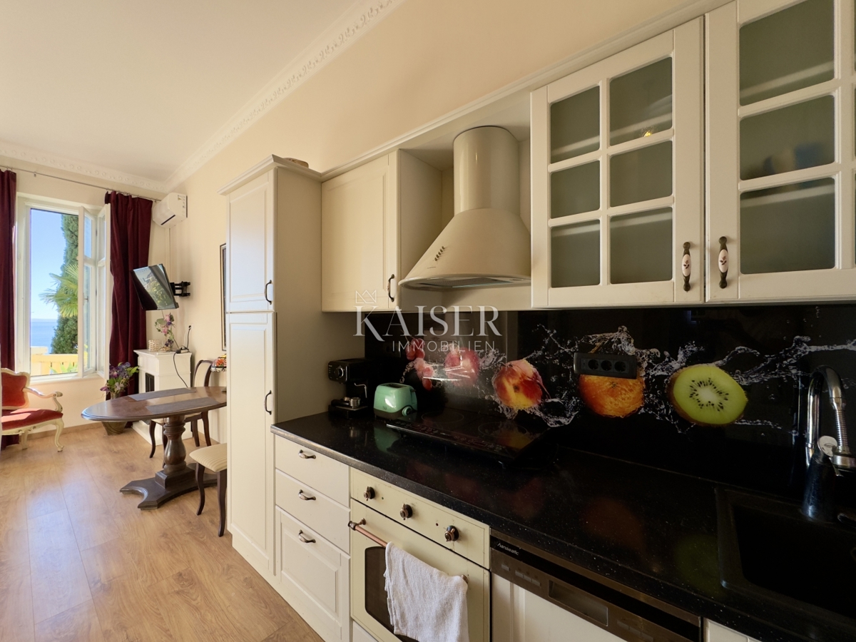 Opatija – Monolocale 47,43 m2 in villa storica in seconda fila al mare con parcheggio, terrazza e splendida vista