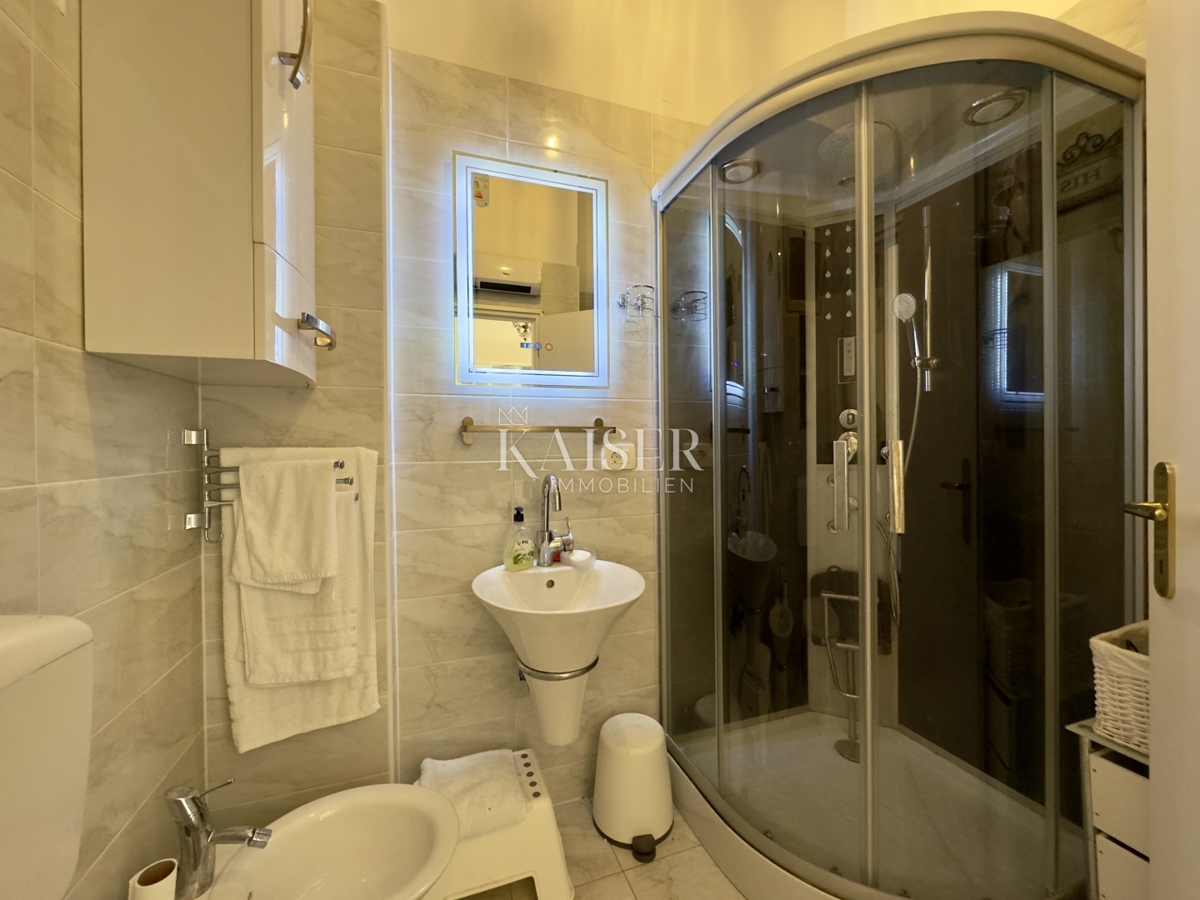 Opatija – Monolocale 47,43 m2 in villa storica in seconda fila al mare con parcheggio, terrazza e splendida vista