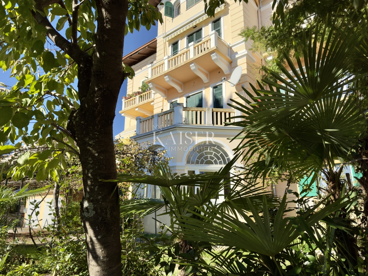 Opatija – Monolocale 47,43 m2 in villa storica in seconda fila al mare con parcheggio, terrazza e splendida vista