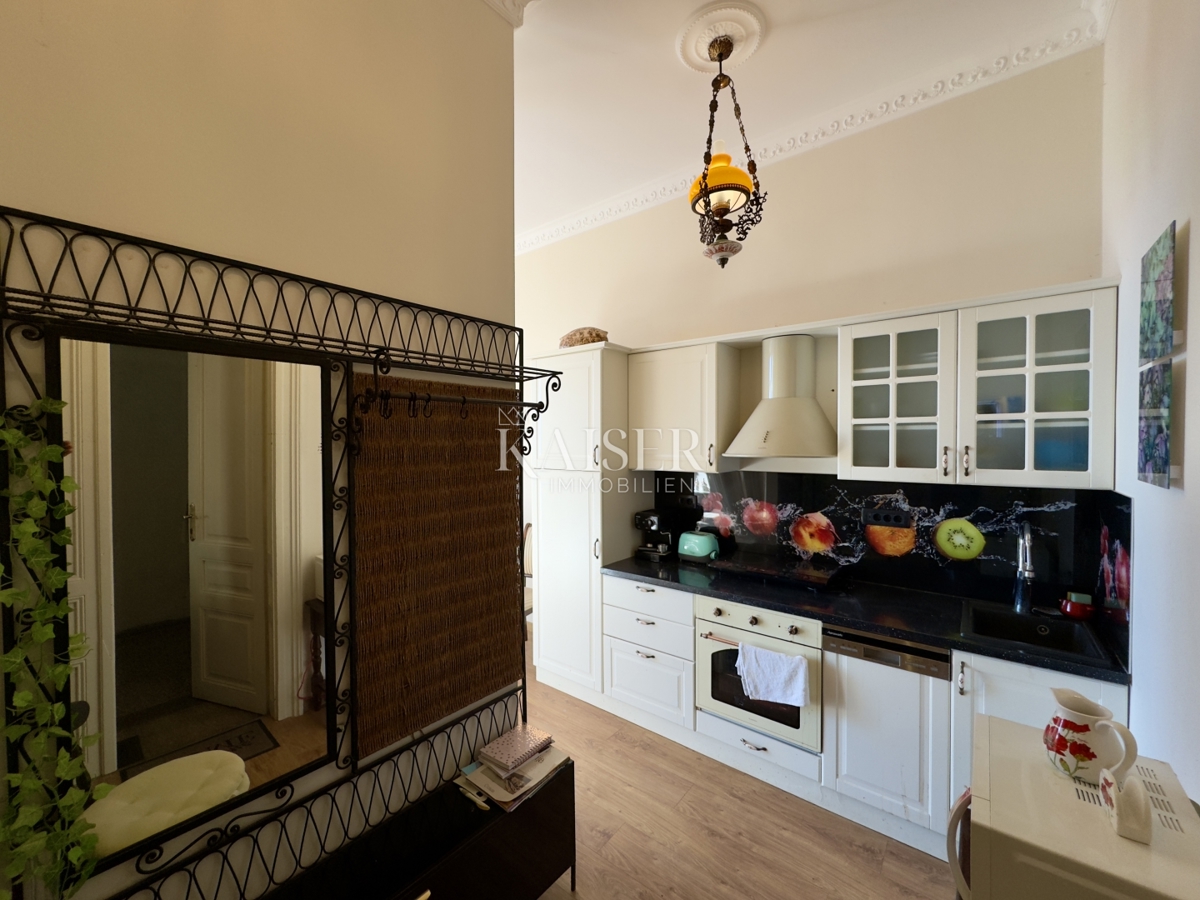 Opatija – Monolocale 47,43 m2 in villa storica in seconda fila al mare con parcheggio, terrazza e splendida vista