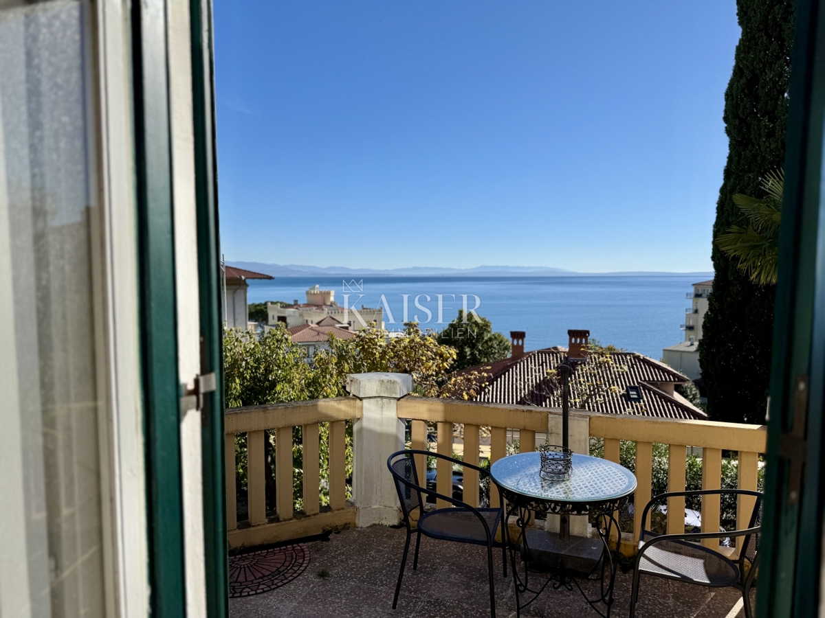 Opatija – Monolocale 47,43 m2 in villa storica in seconda fila al mare con parcheggio, terrazza e splendida vista