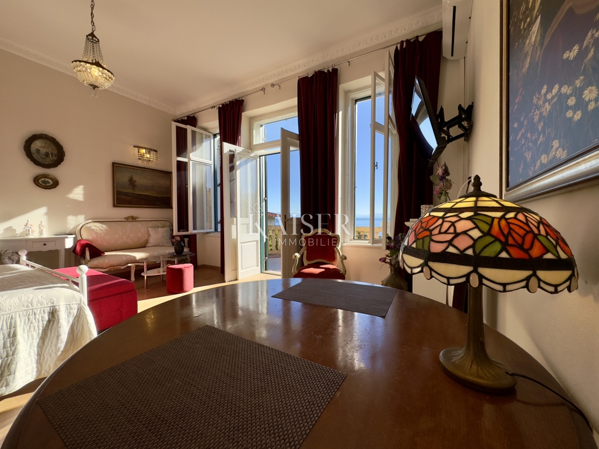 Opatija – Monolocale 47,43 m2 in villa storica in seconda fila al mare con parcheggio, terrazza e splendida vista