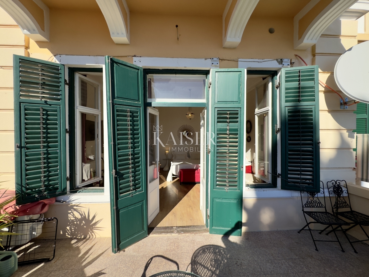 Opatija – Monolocale 47,43 m2 in villa storica in seconda fila al mare con parcheggio, terrazza e splendida vista