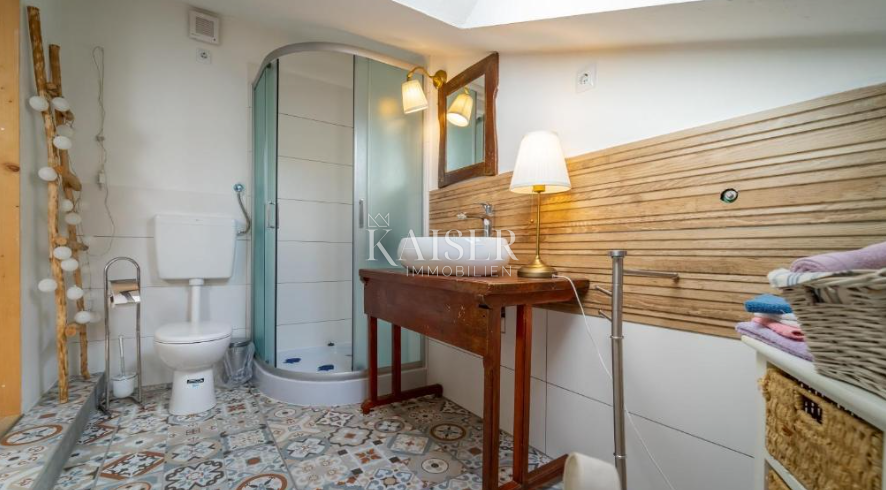 Lokve, casa con 3 appartamenti vicino al lago