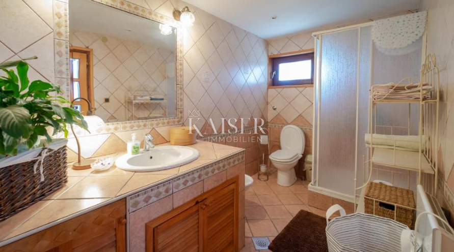 Lokve, casa con 3 appartamenti vicino al lago