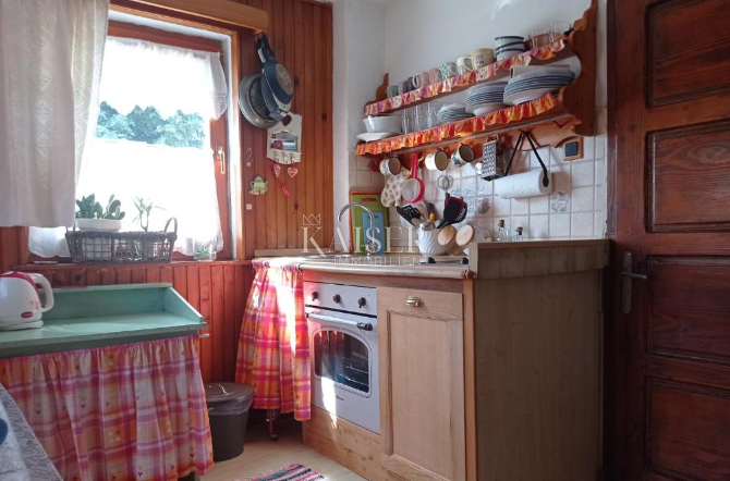 Lokve, casa con 3 appartamenti vicino al lago