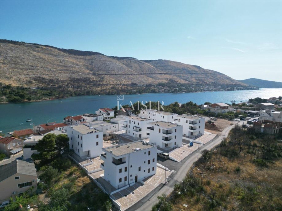 Grebaštica, Sebenico - Spazioso appartamento con tre camere da letto e due grandi logge, a 100 m dal mare