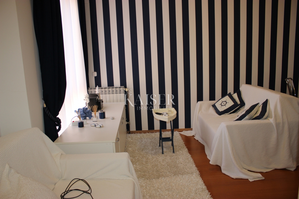 Isola di Krk, Vrbnik, casa con 6 appartamenti