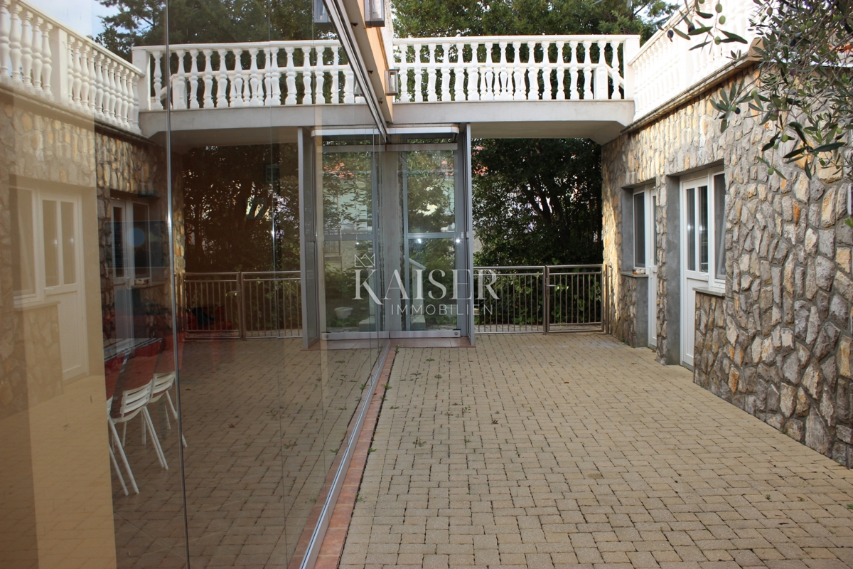 Isola di Krk, Vrbnik, casa con 6 appartamenti