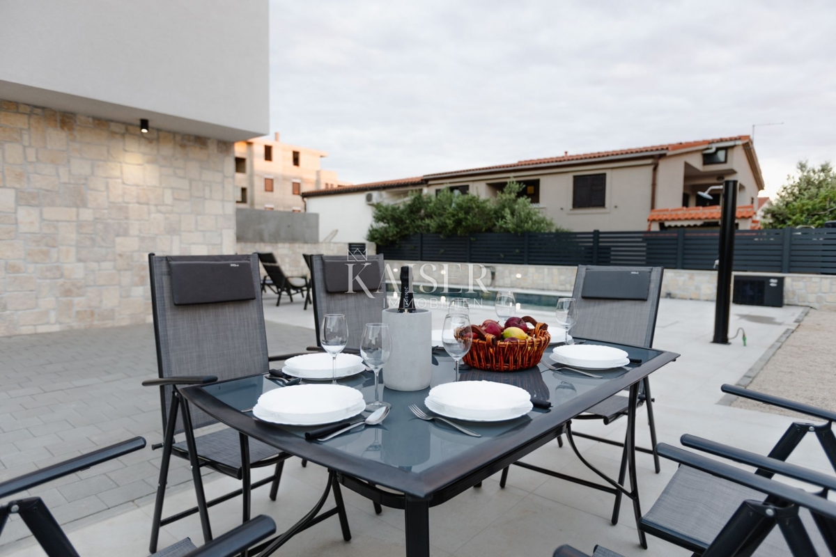 Isola di Pag - casa di nuova costruzione a 300 m dal mare