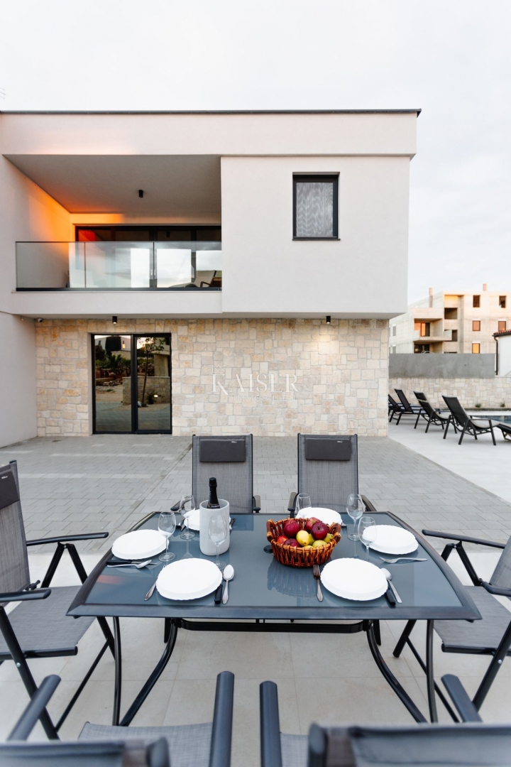 Isola di Pag - casa di nuova costruzione a 300 m dal mare