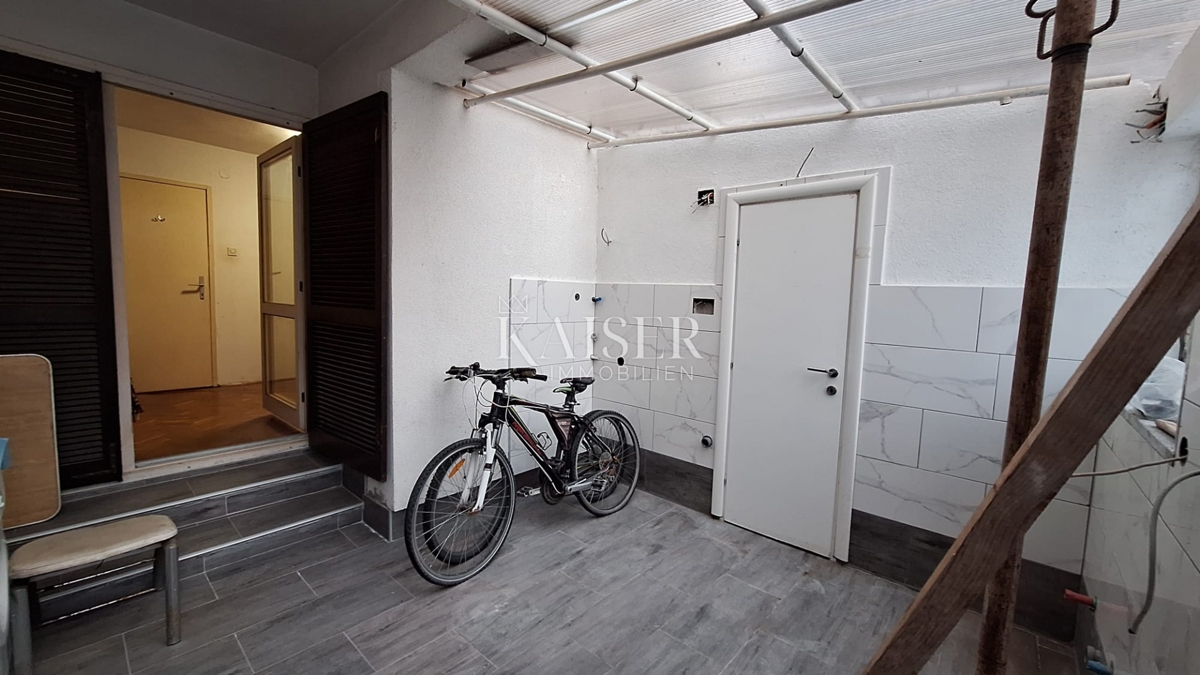 Crikvenica - appartamento al piano terra, 2 camere da letto + soggiorno, a 200 metri dal mare con terrazza