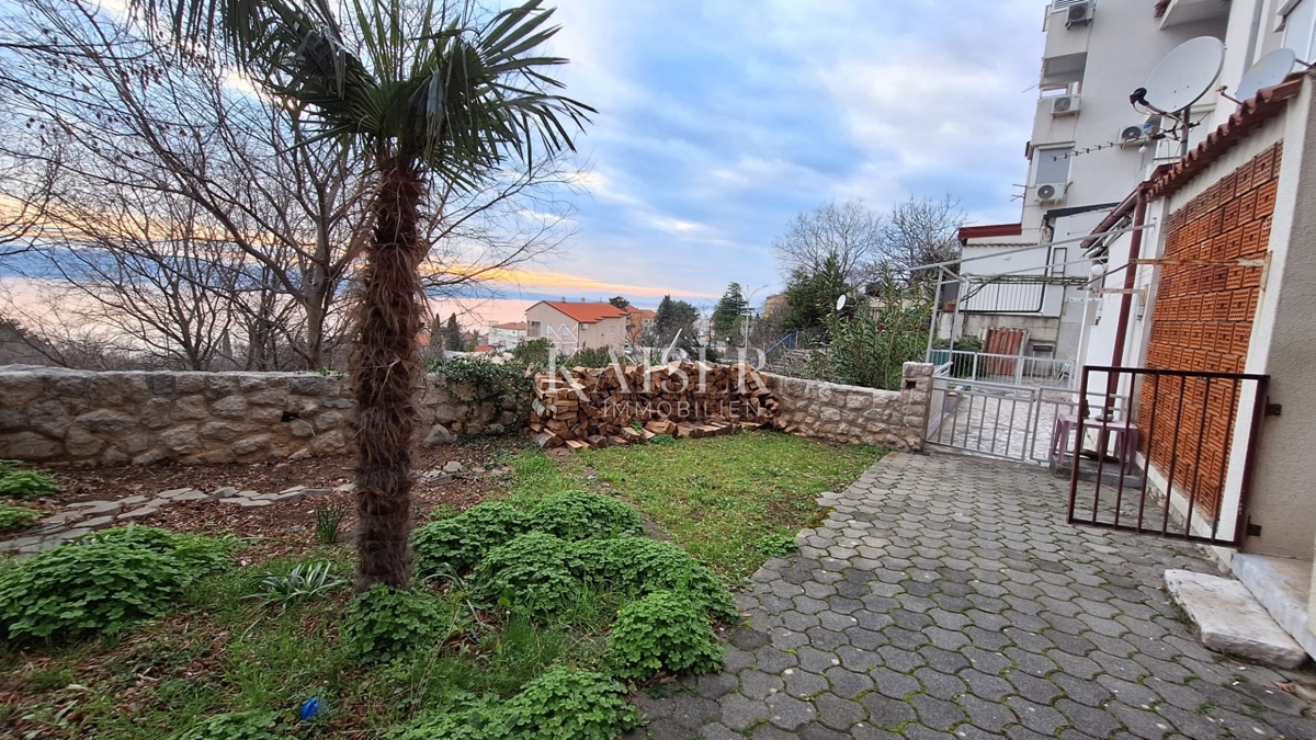 Crikvenica - appartamento al piano terra, 2 camere da letto + soggiorno, a 200 metri dal mare con terrazza