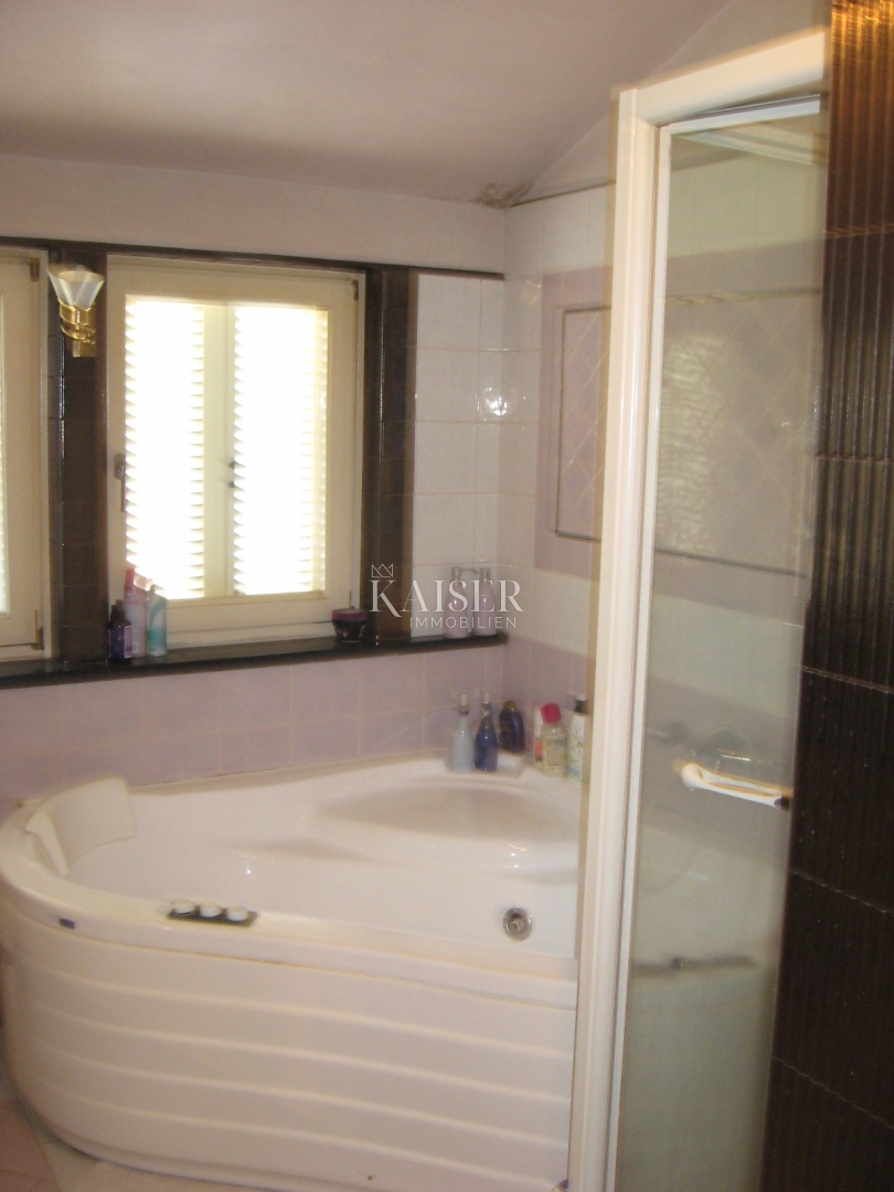 Istria - Parenzo, casa vicino al mare, la posizione più ambita della città.