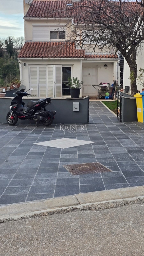 Istria - Parenzo, casa vicino al mare, la posizione più ambita della città.