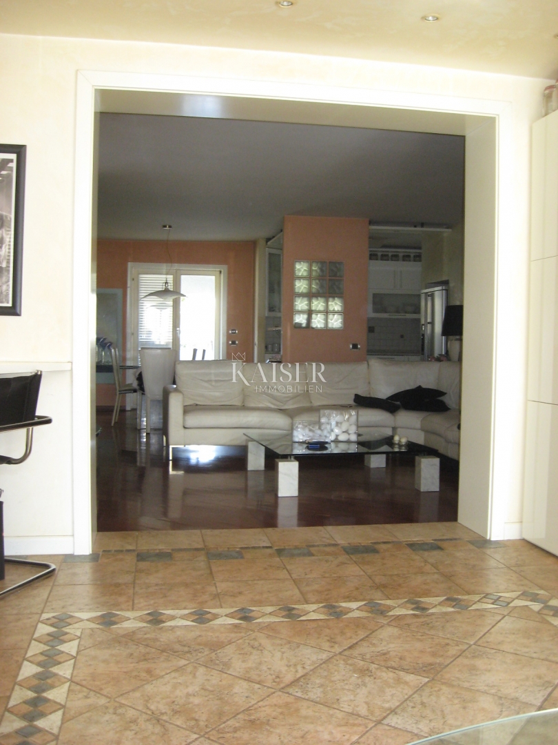 Istria - Parenzo, casa vicino al mare, la posizione più ambita della città.