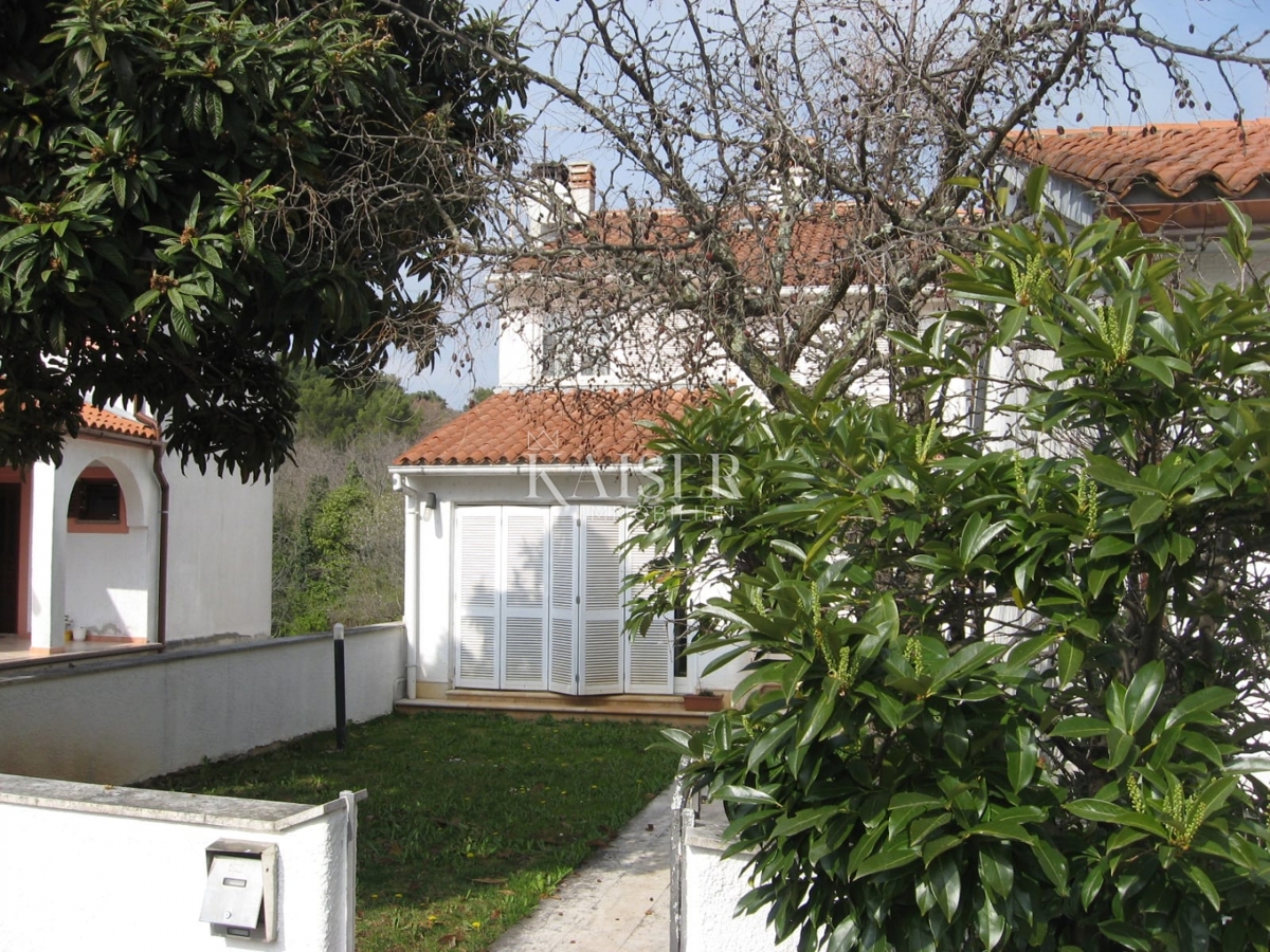 Istria - Parenzo, casa vicino al mare, la posizione più ambita della città.