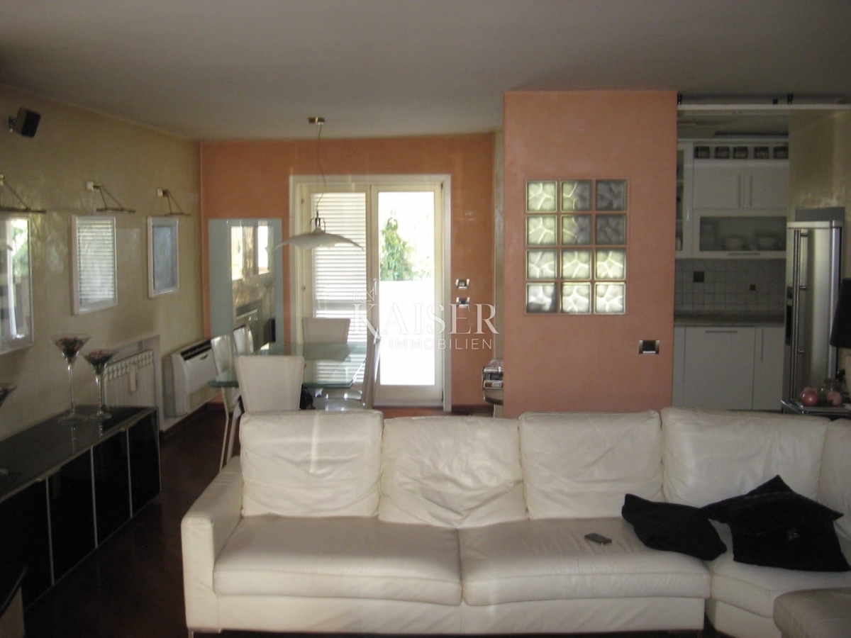 Istria - Parenzo, casa vicino al mare, la posizione più ambita della città.