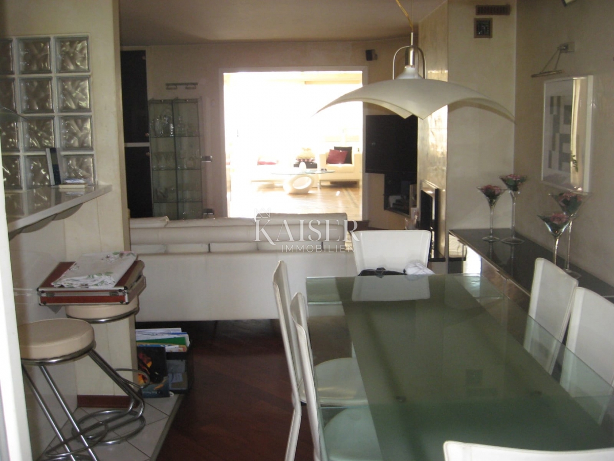 Istria - Parenzo, casa vicino al mare, la posizione più ambita della città.