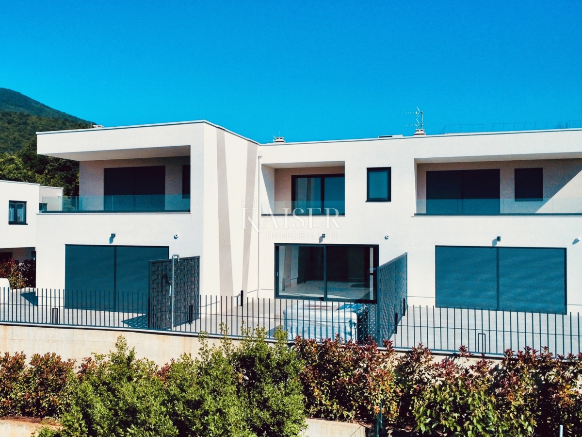 Opatija, Pobri - Lussuoso appartamento a due piani con giardino e vista mare (S2)
