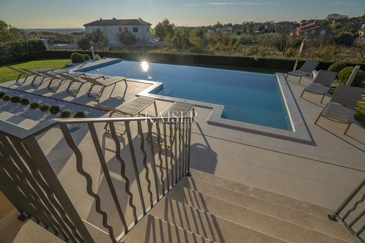 Istria - intorno a Parenzo - villa con piscina, 380 m2