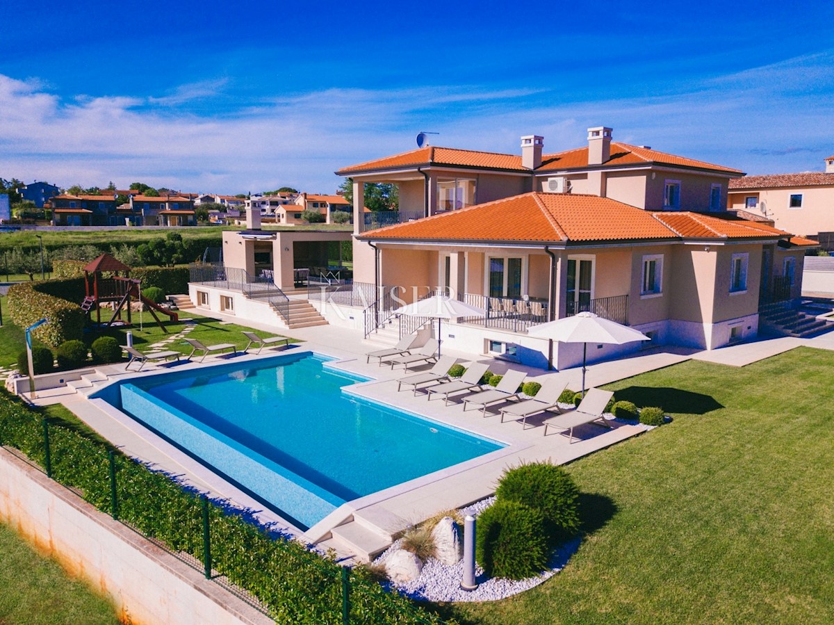 Istria - intorno a Parenzo - villa con piscina, 380 m2