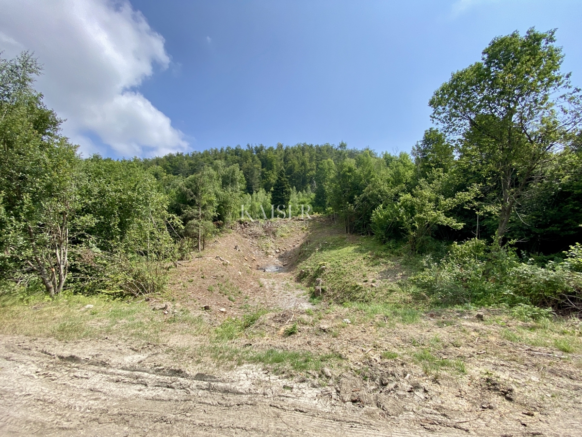 Fužine – Terreno edificabile unico con vista sul lago